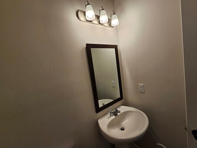 Building Photo - Like New Townhome in Mint Hill