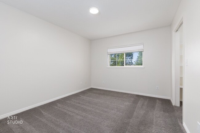 Building Photo - 1227 W 160 N