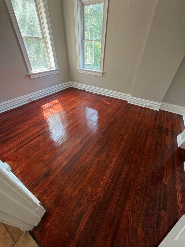 Building Photo - Spacious lower level apartment!