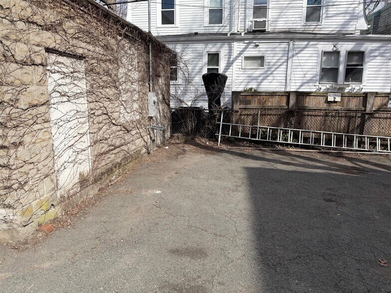 Building Photo - 122 Trowbridge St