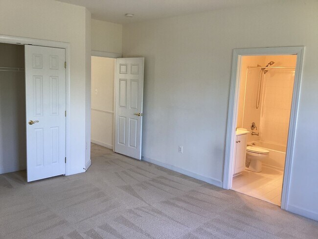 Building Photo - House in Country Club Estates