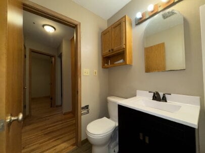 Building Photo - "Charming 2-Bed Gem with Hardwood Floors in Saint Paul's Vibrant South Side!"