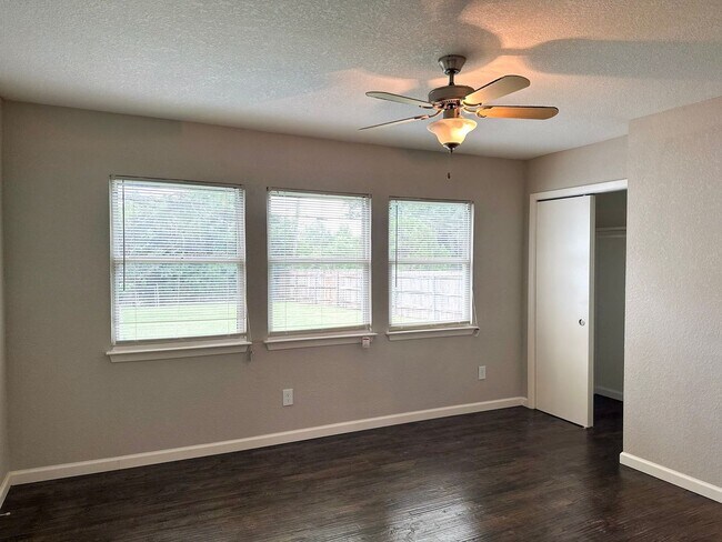 Building Photo - 4 Bedroom / 2 Bath / 1 Car Garage