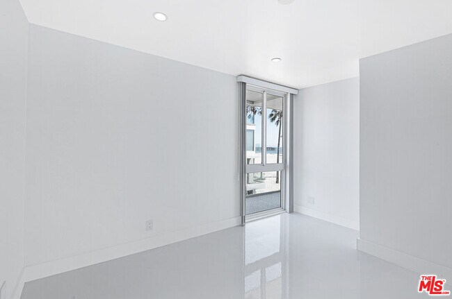 Building Photo - 2419 Ocean Front Walk