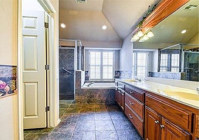 Building Photo - Gated Community! No Lawn Care!! Beautiful ...