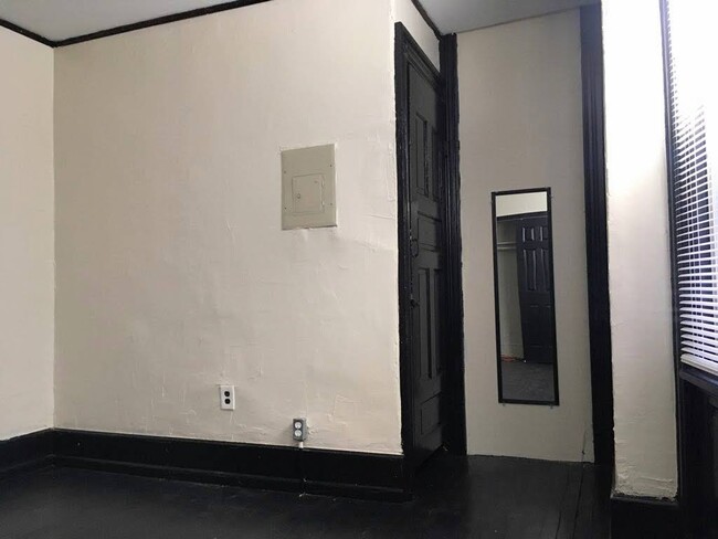 Building Photo - Private room for rent in an all-female sha...