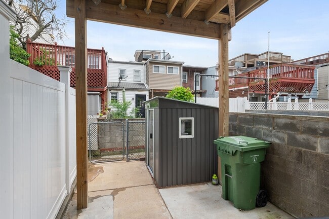 Building Photo - Bright & Immaculate 2 Bed · 3 Bath