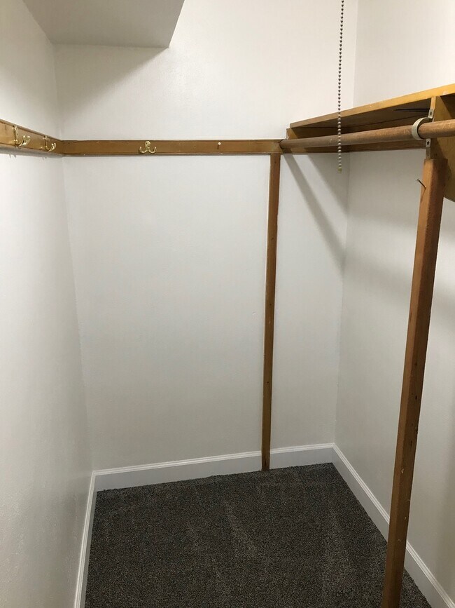 Building Photo - Spacious 1 Bedroom Apartment Near Downtown Sioux Falls!!