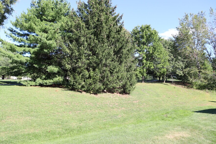 Building Photo - 323 Country Club Dr