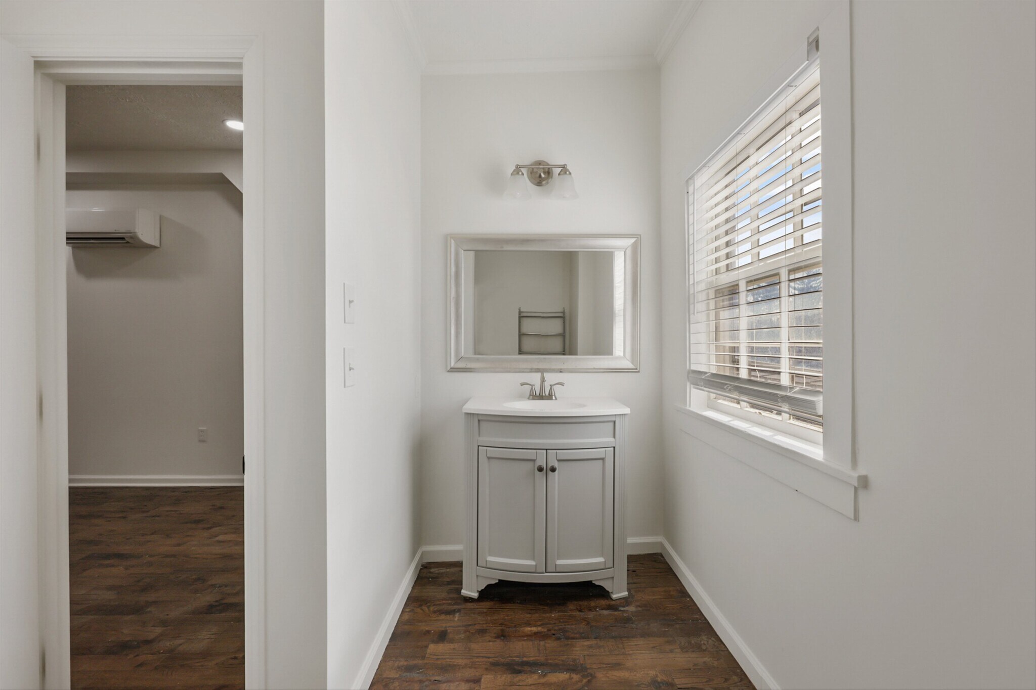 Building Photo - 664 E Meeting St