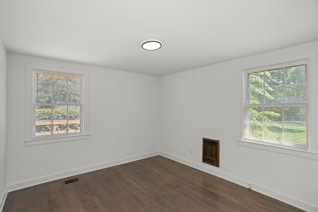 Building Photo - 1001 Horseshoe Dr