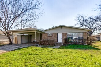 Building Photo - Spacious 4 Bed 2 Bath Home with Stainless ...