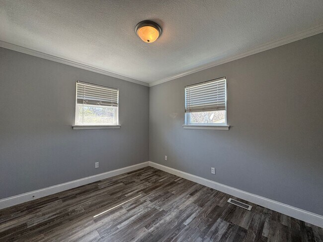 Building Photo - 1412 Carousel Rd