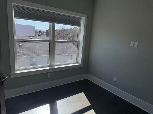 Building Photo - 76 Corbin Ave