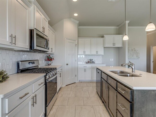 Building Photo - 631 Hackberry Ln