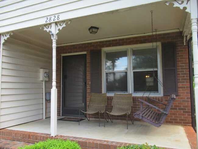Building Photo - Brick Home located just outside of Hickory NC City Limits!