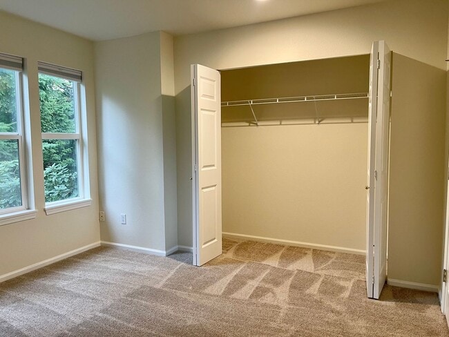 Building Photo - Bellevue Townhome! 2 Bedroom 2.5 Bathroom! *Utilities Included*