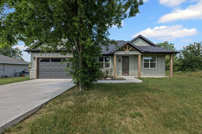 Building Photo - Grand in Granbury!