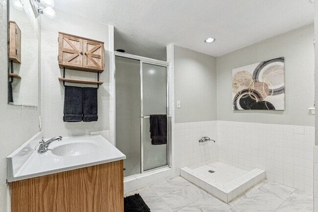 Building Photo - 4 bed, 3 bath home in OKC, OK