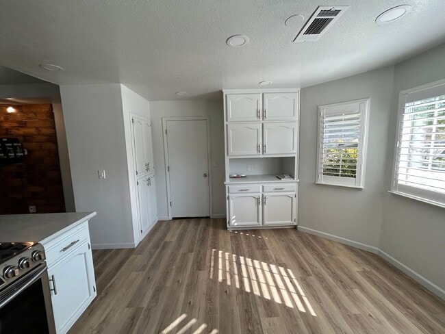 Building Photo - 3 Bedroom 2 Bathroom in NW Visalia