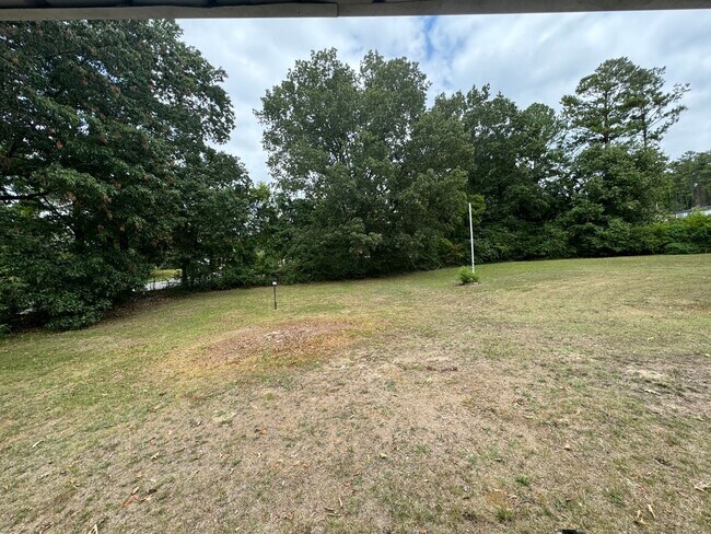 Building Photo - 2 bed home in East Ridge $250 off first mo...