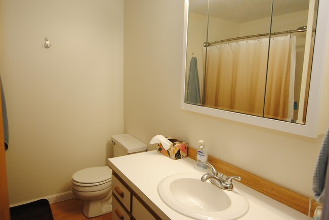 Building Photo - 223 Fox Hollow Dr