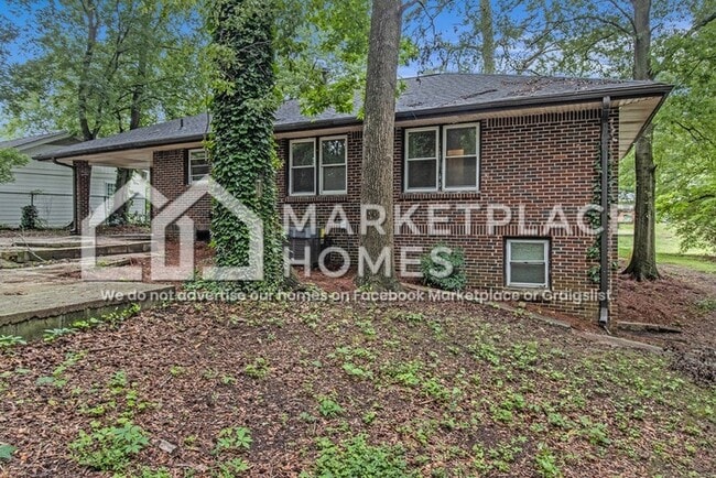 Building Photo - 2760 Dearwood Dr SW
