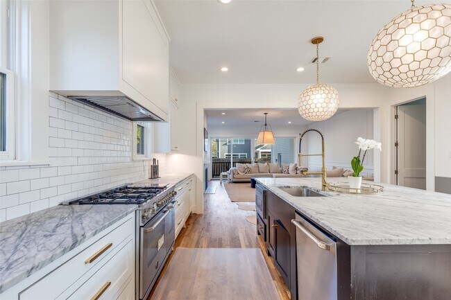 Building Photo - 709 E 13th St