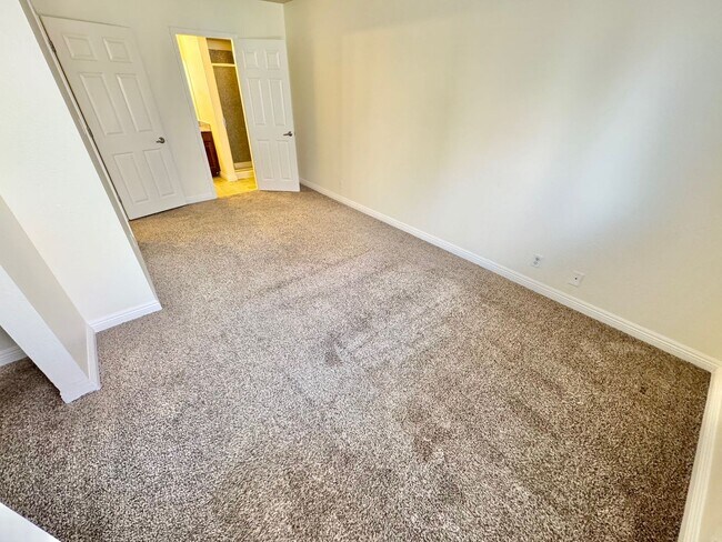 Building Photo - ** SUPER SUMMER SPECIAL!! $400 Off First Month's Rent **  Stylish condo with new upgrades, tennis...