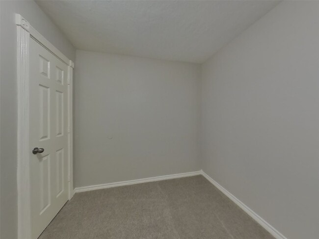 Building Photo - 729 Forest Ln Dr