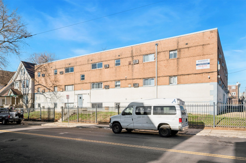 Building Photo - 1302 W Albanus St