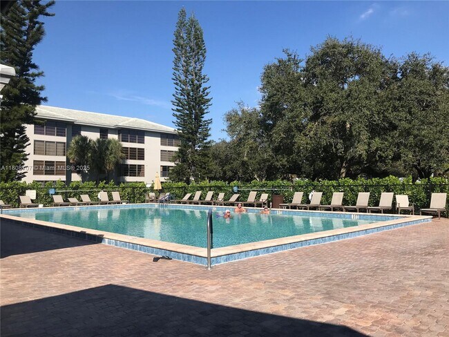 Building Photo - 1528 Whitehall Dr