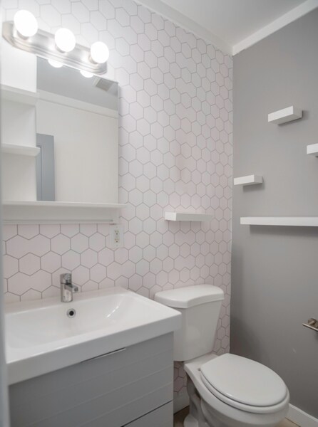 Building Photo - 14039 Gilmore St