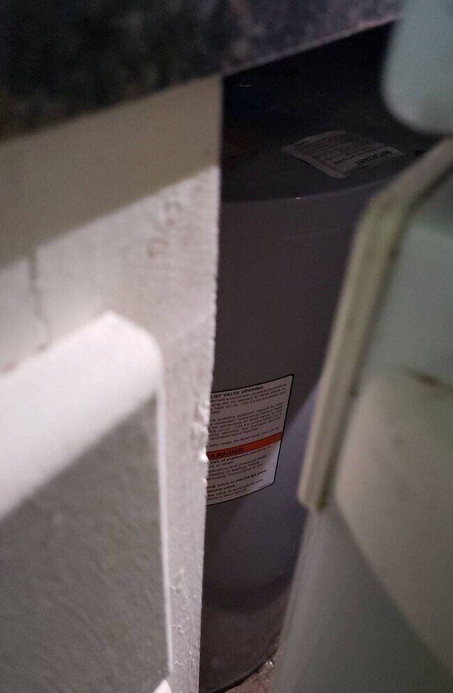 Building Photo - 1500 W 4th St