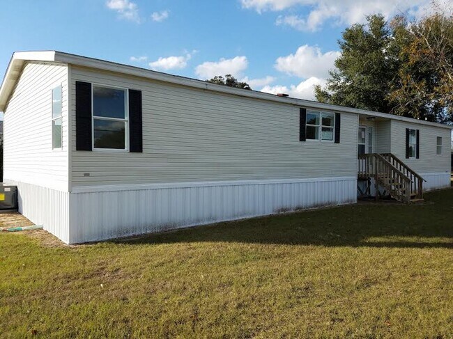 Building Photo - BIG 1,800 sq ft 3 Bedroom, 2 bath + office / den (could be a 4th bedroom)
