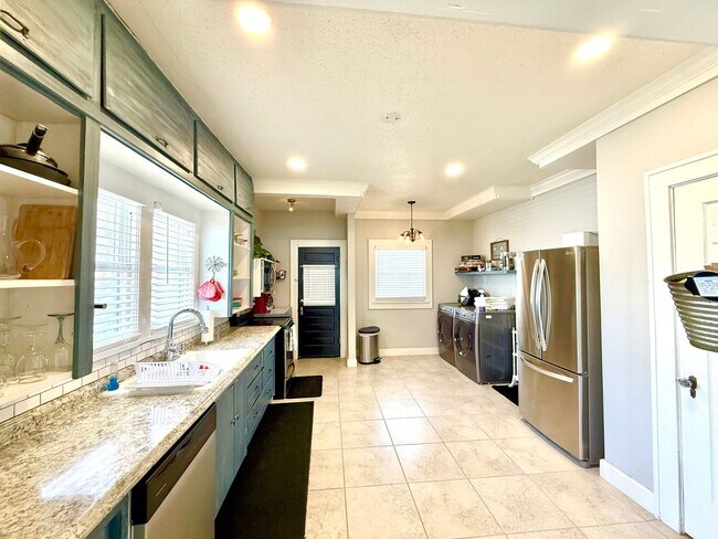 Building Photo - Furnished Short Term Rental