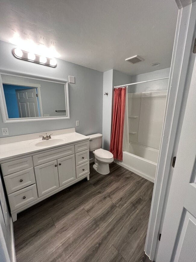 Building Photo - 4 Bedroom 3 Bath FOR RENT FINISHED BASEMENT