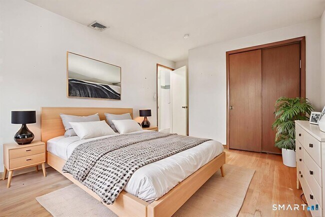 Building Photo - 732 Tunxis Hill Rd