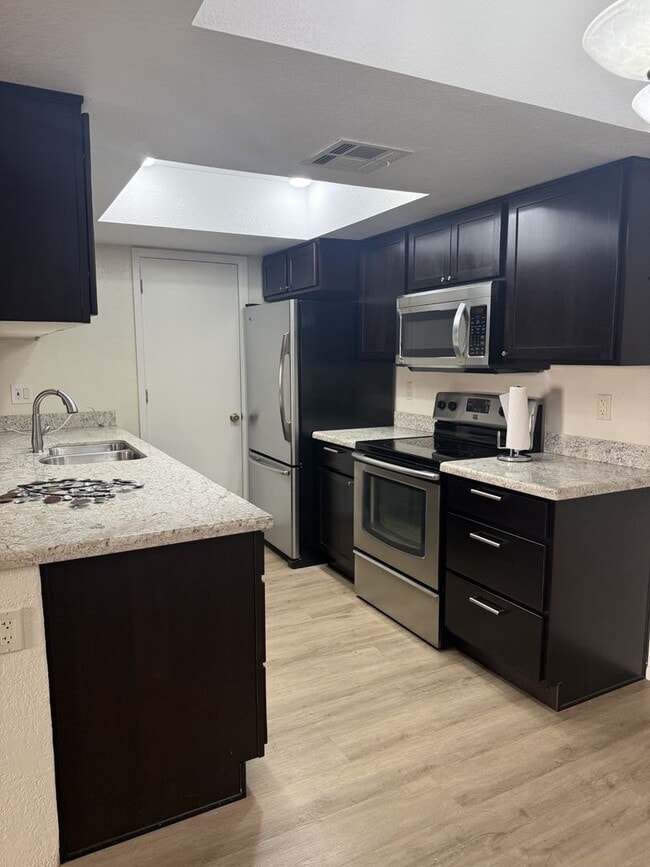 Building Photo - Newly renovated! 2 BED CONDO AT SOSSMAN & MAIN!