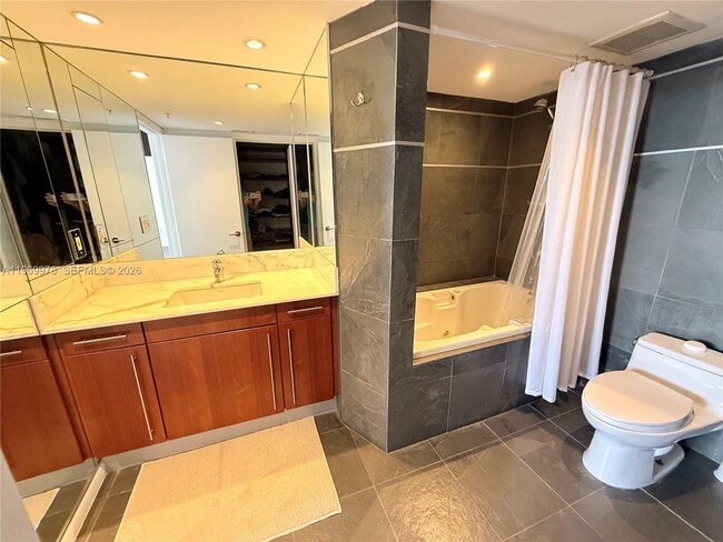 Building Photo - 801 N Venetian Dr