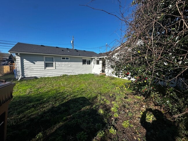 Building Photo - Central Tacoma 3-bedroom Rambler!