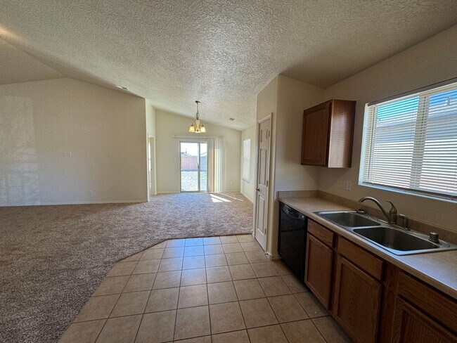 Building Photo - Coming soon!  Great 3 bed, 2 bath, home in Huning Ranch!