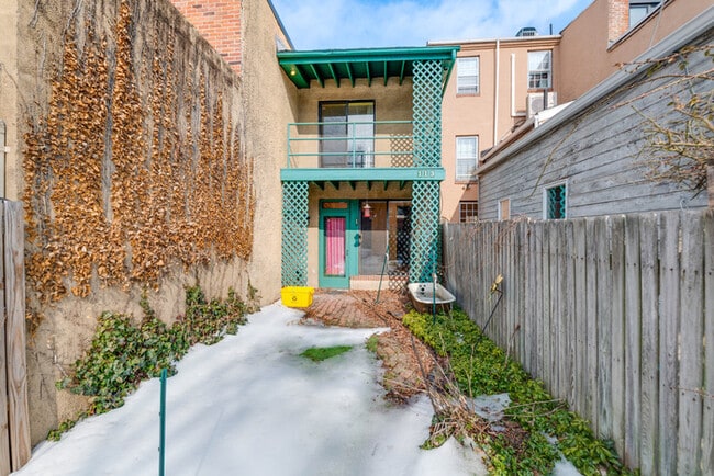 Building Photo - 3 Bedroom with Fenced in rear yard