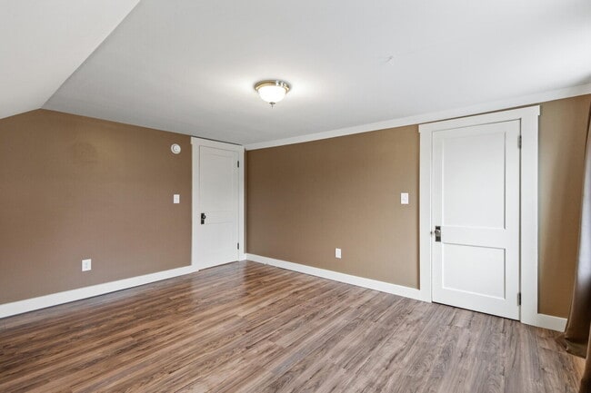 Building Photo - Spacious 3-Bed/1.5-Bath Home with Classic ...