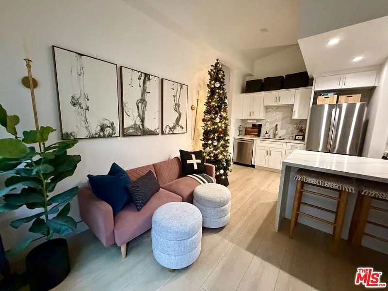 Building Photo - 5561 1/2 El Canon Ave