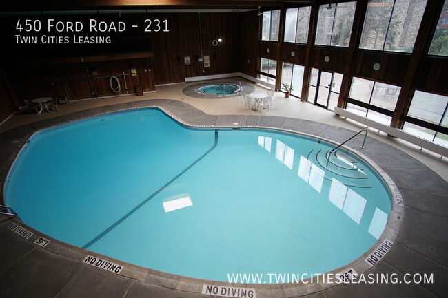 Building Photo - Great 1 bedroom with Pool Access and heate...