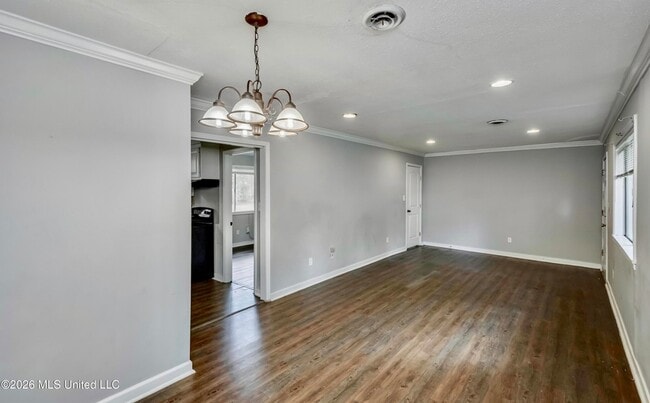 Building Photo - 823 Dunton Rd