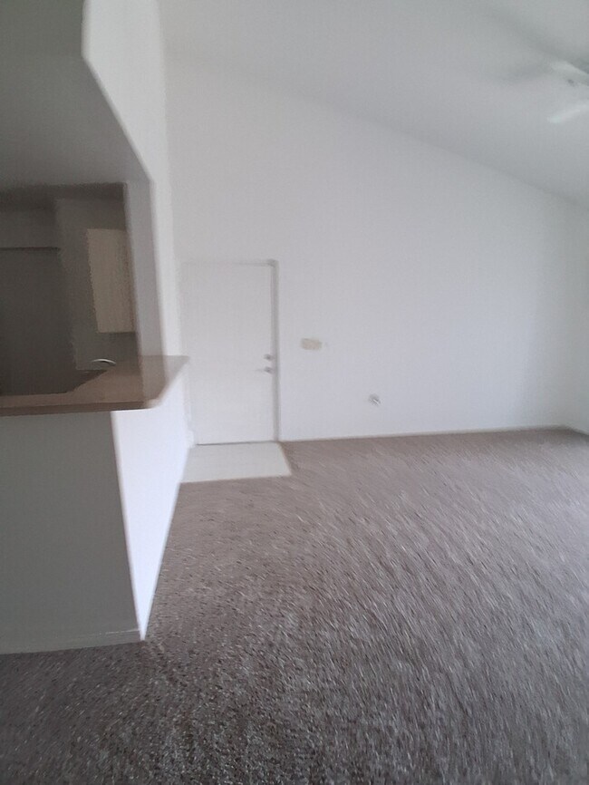 Building Photo - Cozi, breezy condo unit.