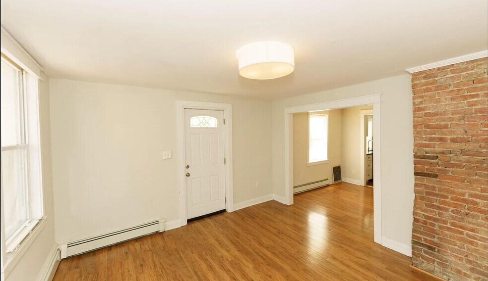 Building Photo - 121 Main St