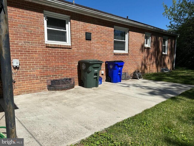Building Photo - 918 Shawnee Dr